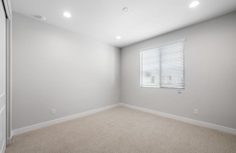 Spacious, unfurnished interior of a new home in Sun City Anthem at Merrill Ranch, Florence (Image 17).