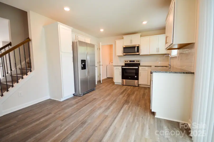 Spacious, unfurnished interior of a new home in Aberdeen Place, Asheville (Image 8).