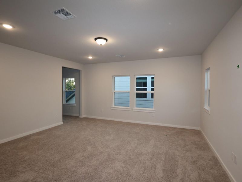 Spacious, unfurnished interior of a new home in Edgewood, Leander (Image 30).