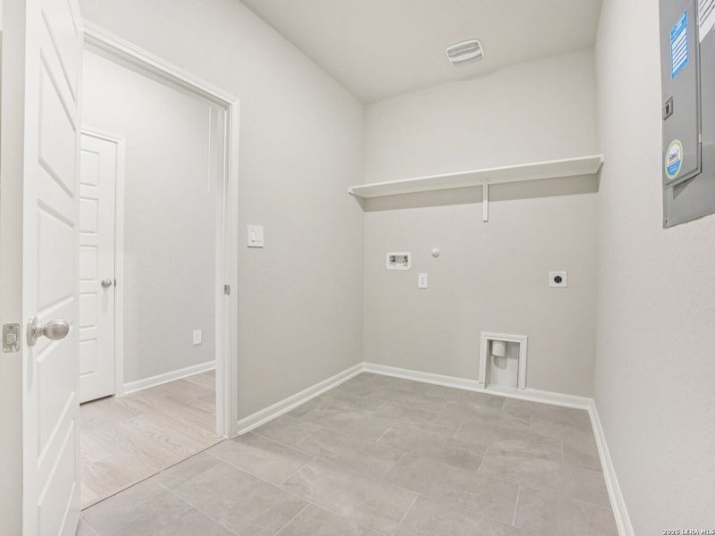 Spacious, unfurnished interior of a new home in Arcadia Ridge - Classic Series, San Antonio (Image 17).