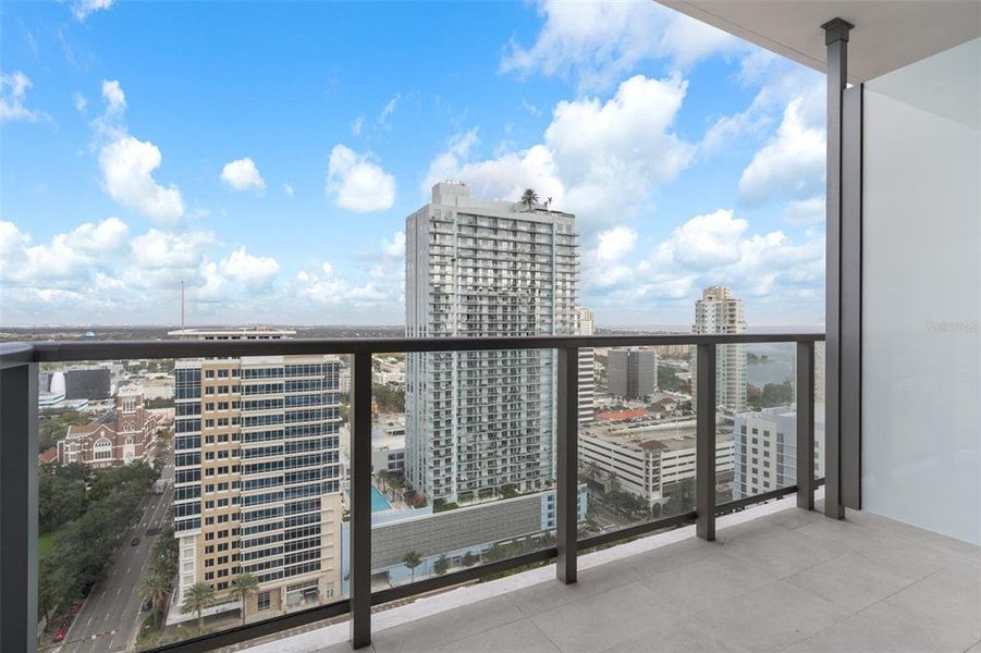 Condo located in St. Petersburg, FL showcasing its design and architecture (Image 25).