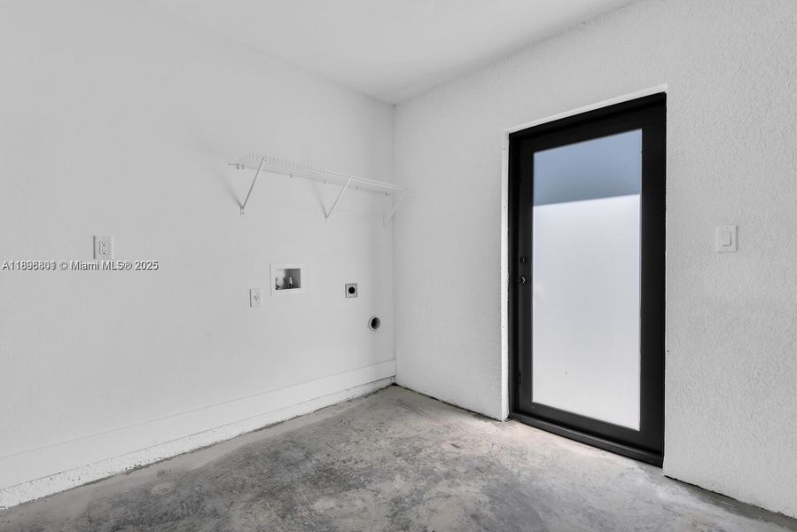 Spacious, unfurnished interior of a new home in , Lehigh Acres (Image 19).