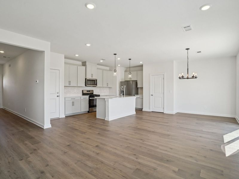 Spacious, unfurnished interior of a new home in Bear Springs, Columbia (Image 7).