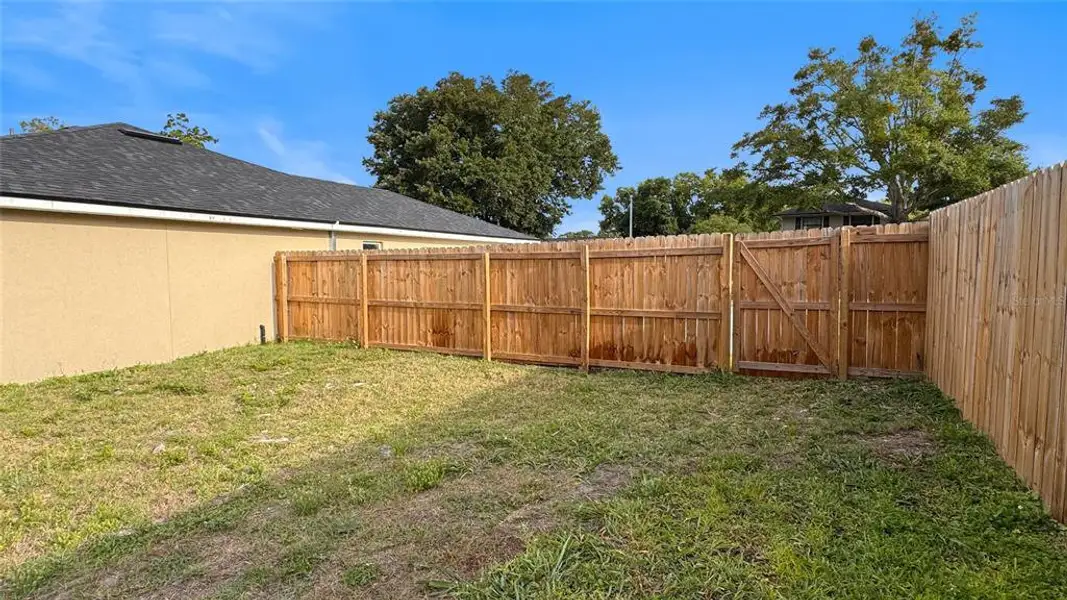 Exterior details and patio area of a home in , Orlando (Image 4).