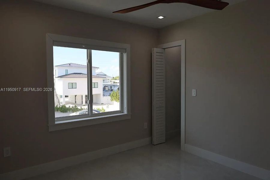 Spacious, unfurnished interior of a new home in , Tavernier (Image 11).