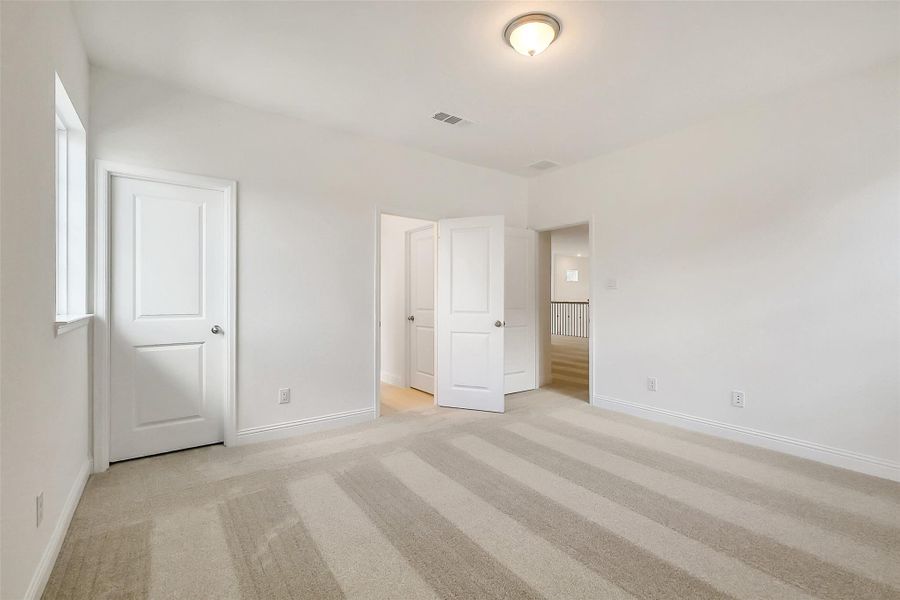 Spacious, unfurnished interior of a new home in Sienna 65', Missouri City (Image 42).