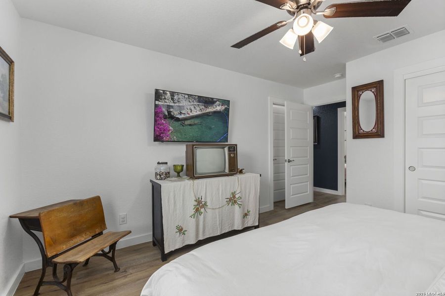 Furnished interior view inside a new home in , Bandera (Image 8).