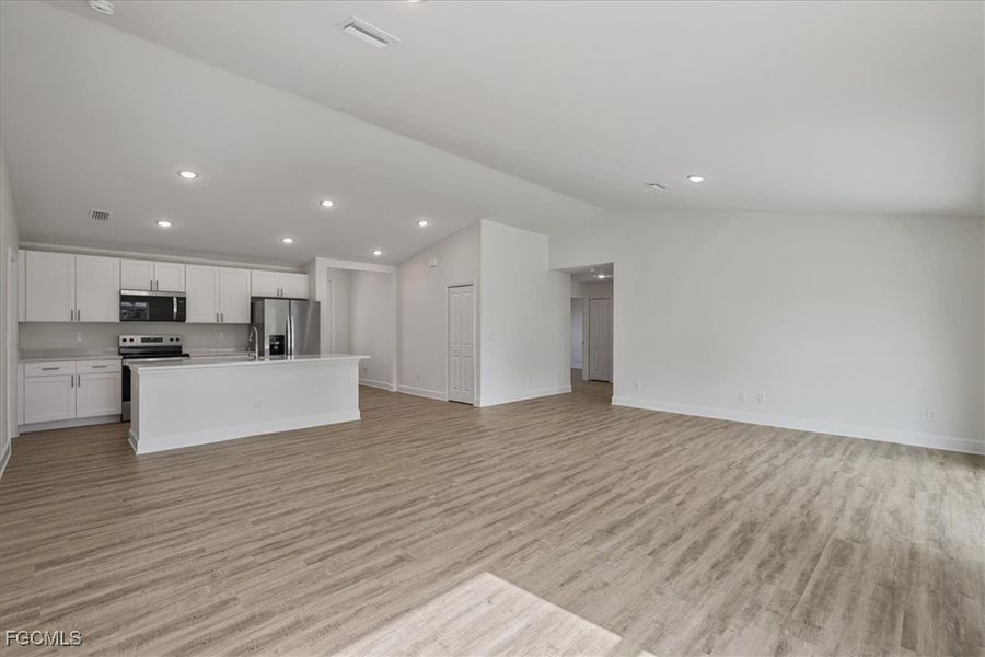 Spacious, unfurnished interior of a new home in Cape Coral, Cape Coral (Image 19).
