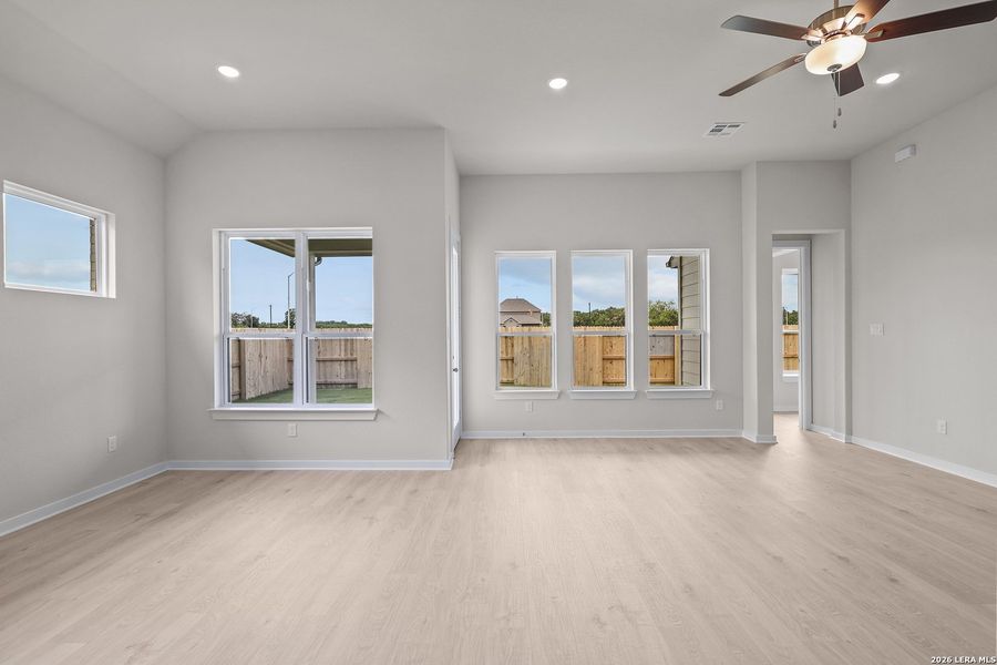 Spacious, unfurnished interior of a new home in Buffalo Crossing, Cibolo (Image 27).