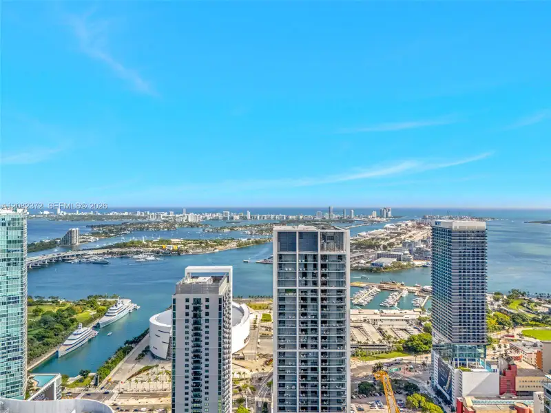 Condo located in Miami, FL showcasing its design and architecture (Image 21).
