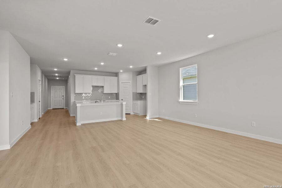 Spacious, unfurnished interior of a new home in Cinco Lakes, San Antonio (Image 18).