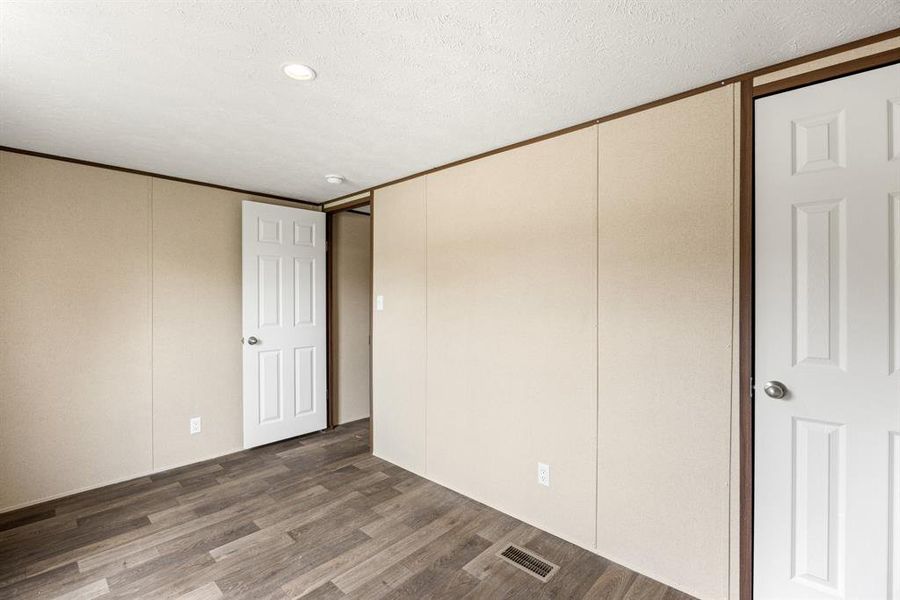 Spacious, unfurnished interior of a new home in , Granbury (Image 8).