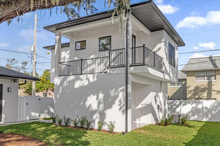 Exterior details and patio area of a home in , Orlando (Image 31).