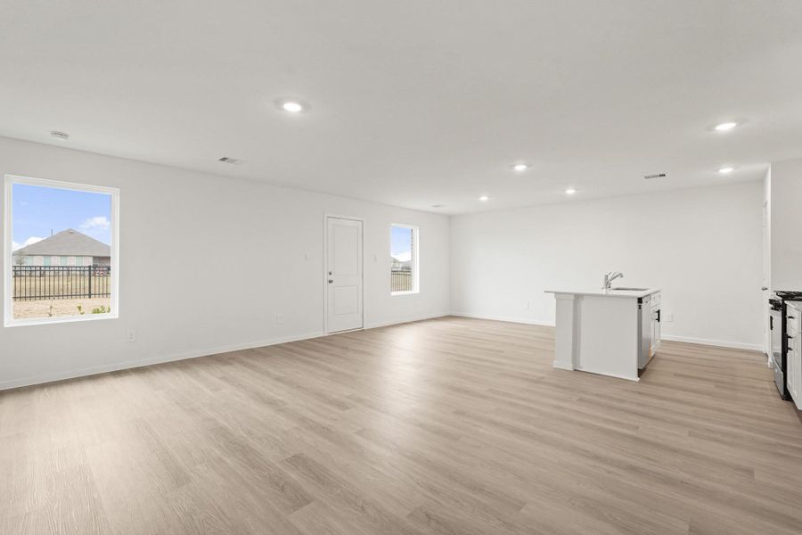 Spacious, unfurnished interior of a new home in Sunterra, Katy (Image 11).