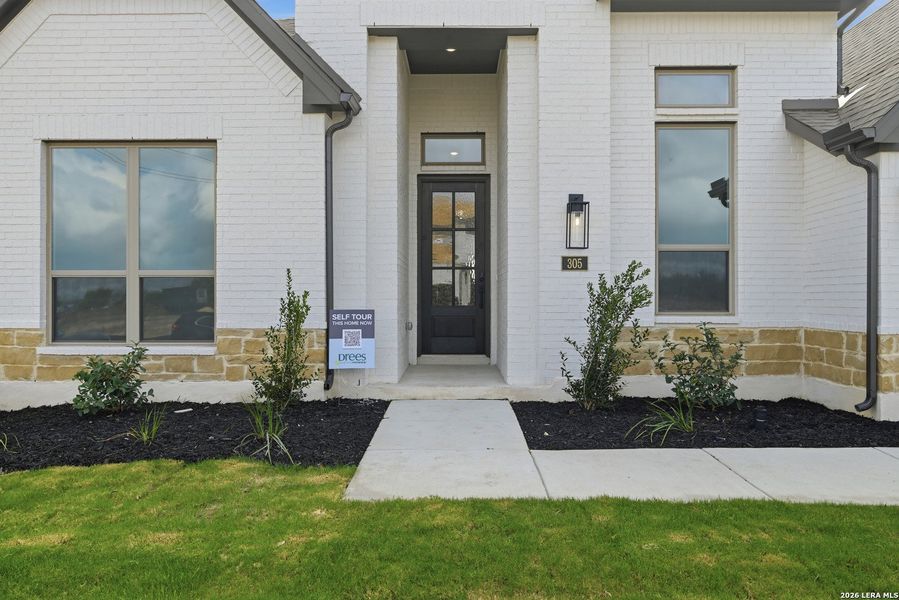 Exterior details and patio area of a home in Haby Hill 60s, San Antonio (Image 4).