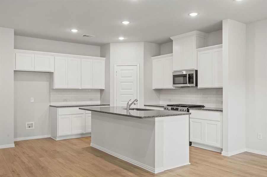 6-web-or-mls-3301-royal-frst-dr