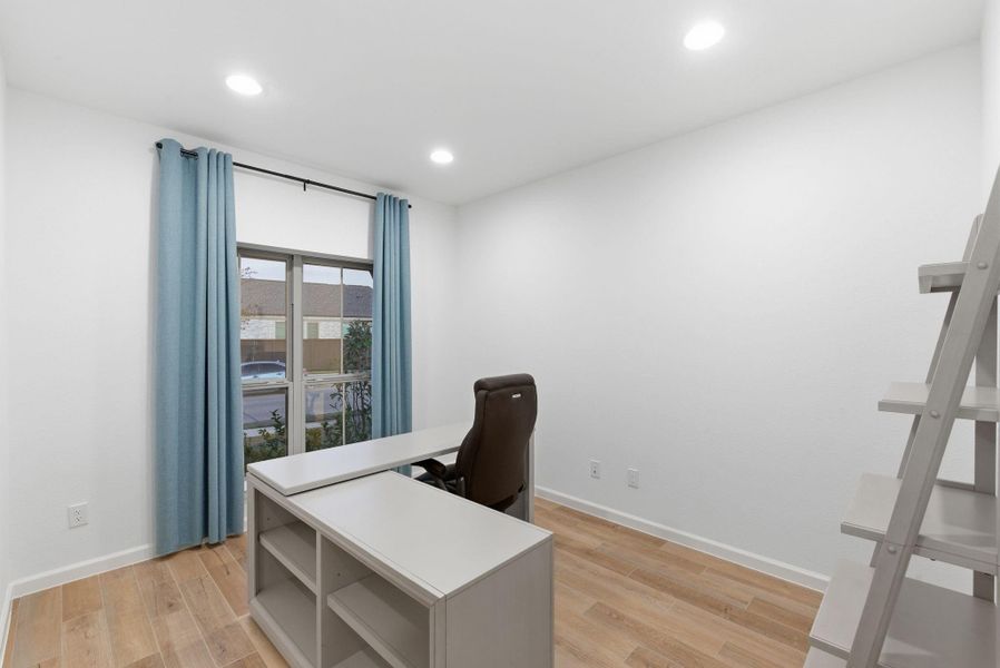 Furnished interior view inside a new home in Meridiana 40'/45', Manvel (Image 17).