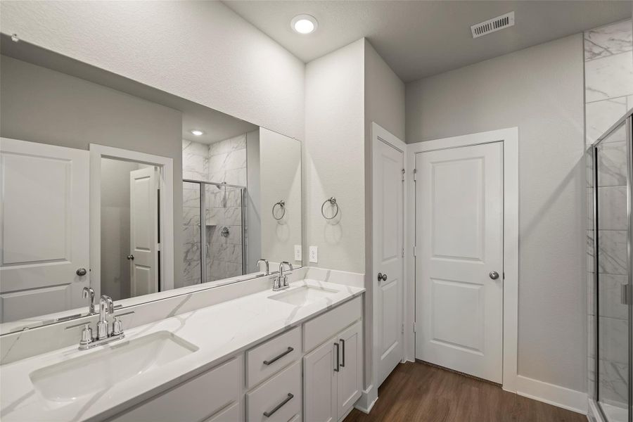 Stunning ensuite with a separate shower and dual sinks. Stunning ensuite with a separate shower and dual sinks.