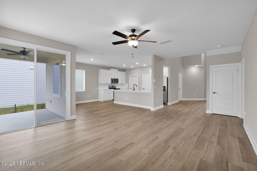 Spacious, unfurnished interior of a new home in Jennings Farm, Middleburg (Image 26).