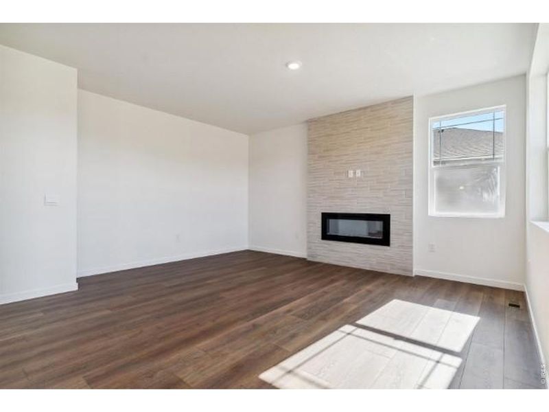 Spacious, unfurnished interior of a new home in Lakeside Canyon, Mead (Image 14).
