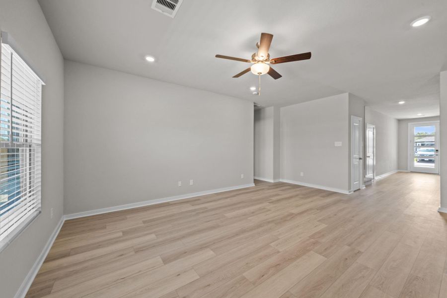 Spacious, unfurnished interior of a new home in Laurel Landing, Alvin (Image 14).