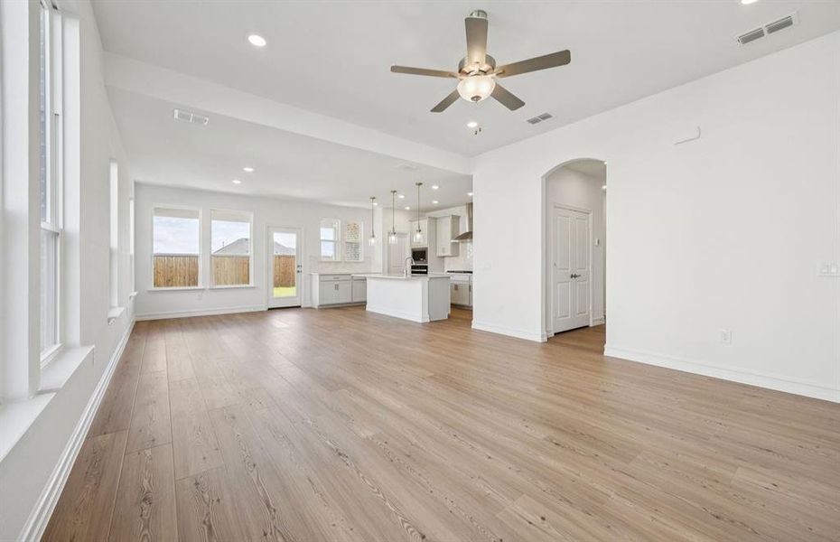 Gathering room with direct access to the backyard