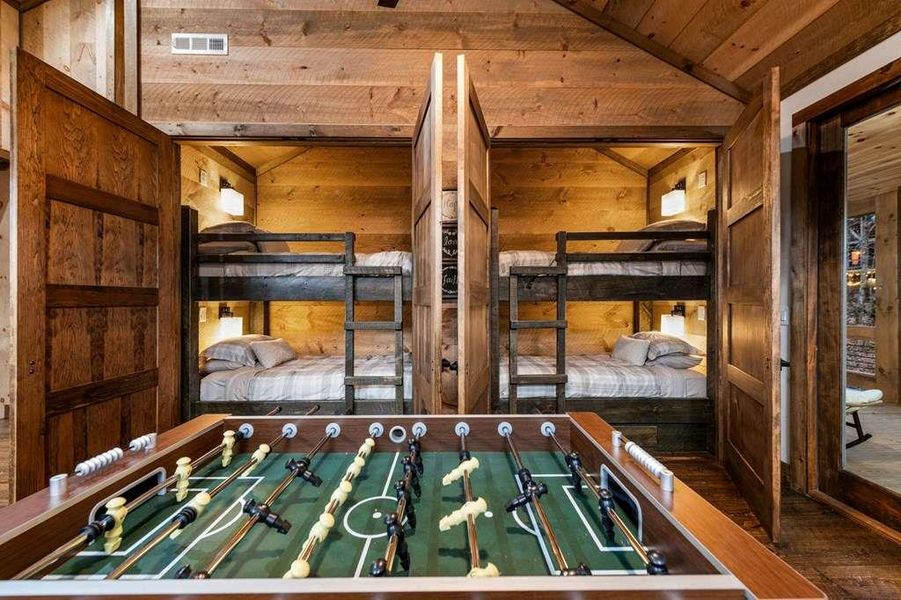 Community amenities in , McCaysville (Image 77).