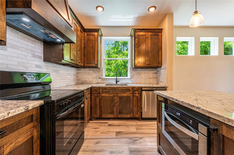Furnished interior view inside a new home in , Texas City (Image 10).
