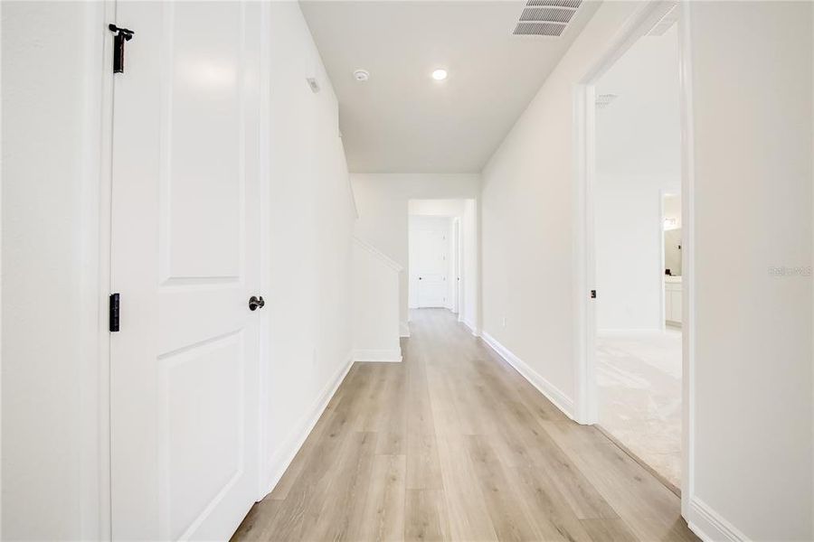 Spacious, unfurnished interior of a new home in Bungalow Walk at Lakewood Ranch, Sarasota (Image 35).
