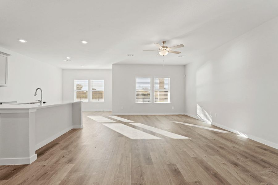 Spacious, unfurnished interior of a new home in Woodshore, Clute (Image 24).