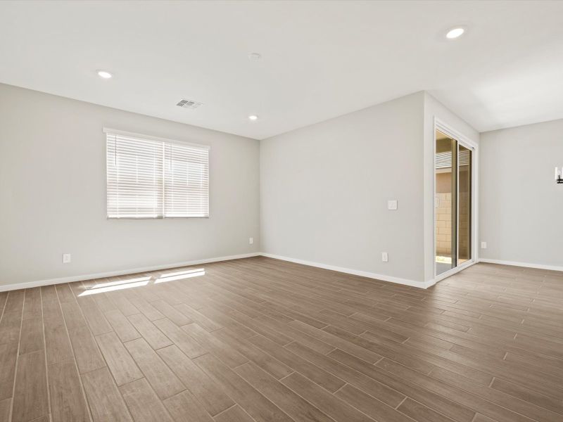 Spacious, unfurnished interior of a new home in Blossom Rock Reserve Series, Apache Junction (Image 10).