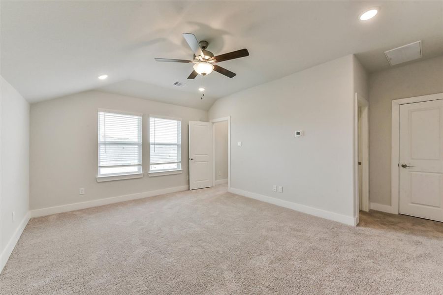 Spacious, unfurnished interior of a new home in , Texas City (Image 32).
