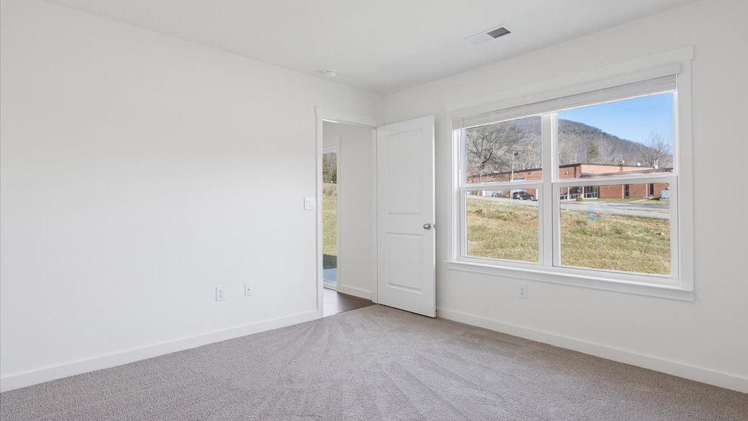 Spacious, unfurnished interior of a new home in Emory Creek, Harriman (Image 19).