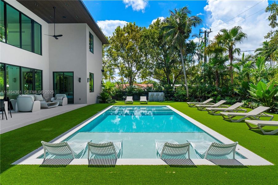 Exterior details and patio area of a home in , Miami (Image 32).