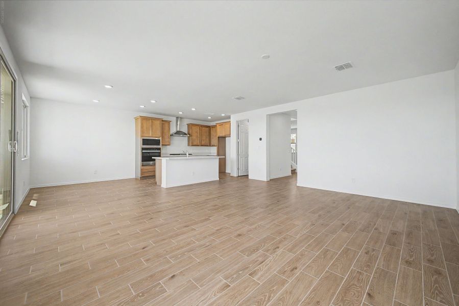 Spacious, unfurnished interior of a new home in White Tank Vistas, Waddell (Image 10).