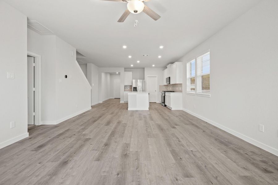 Spacious, unfurnished interior of a new home in Pearlbrook, Texas City (Image 17).