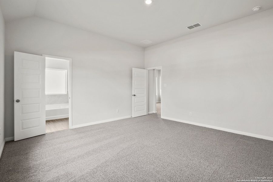 Spacious, unfurnished interior of a new home in Melissa Ranch, San Antonio (Image 21).