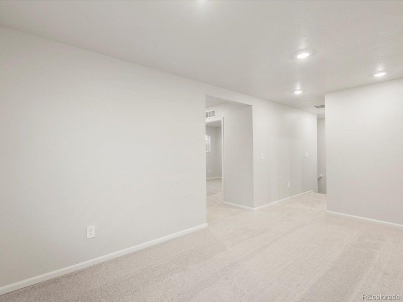 Spacious, unfurnished interior of a new home in Lake Bluff, Greeley (Image 16).