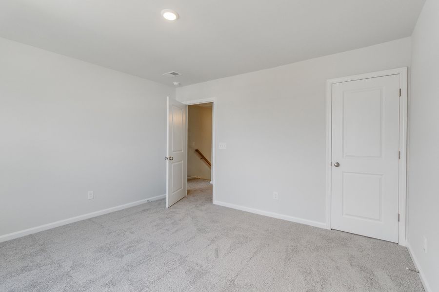 Spacious, unfurnished interior of a new home in Bluefield, Lexington (Image 35).