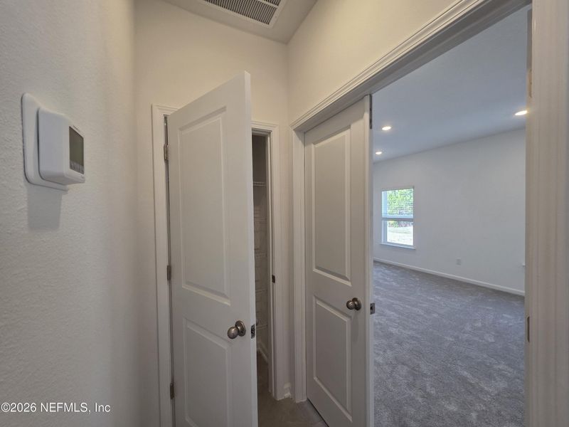 Spacious, unfurnished interior of a new home in Hyland Trail, Green Cove Springs (Image 32).