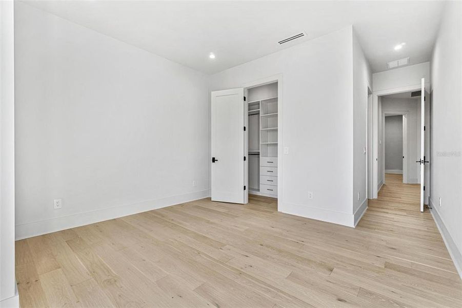 Spacious, unfurnished interior of a new home in , Tampa (Image 26).