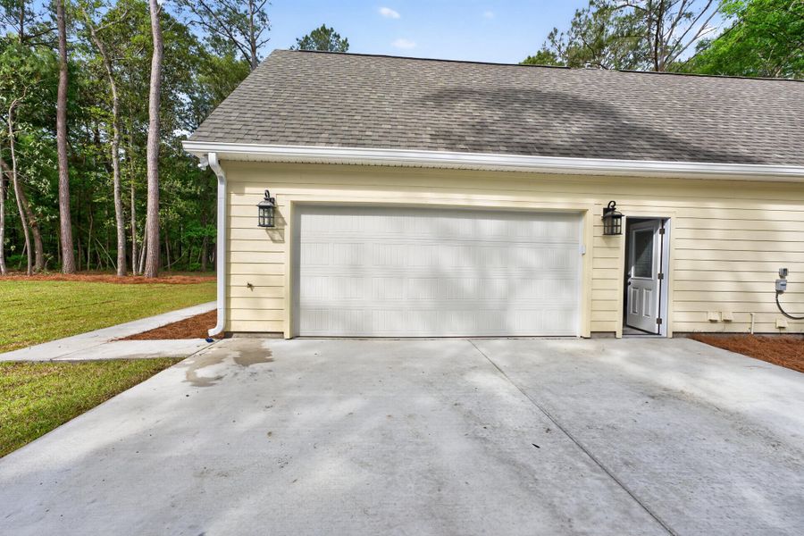 Exterior details and patio area of a home in , Johns Island (Image 3).