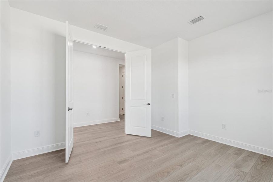 Spacious, unfurnished interior of a new home in Hawkstone, Sarasota (Image 25).