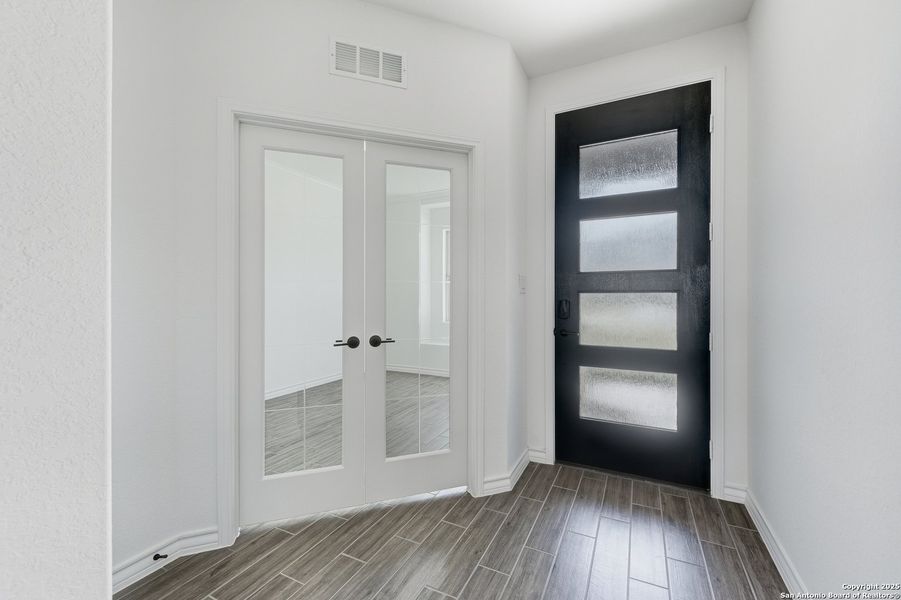 Spacious, unfurnished interior of a new home in Bison Ridge, San Antonio (Image 17).