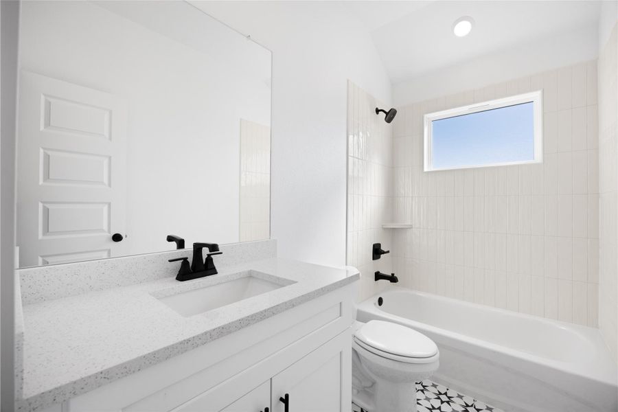 Furnished interior view inside a new home in Kendall Lakes, Alvin (Image 6).