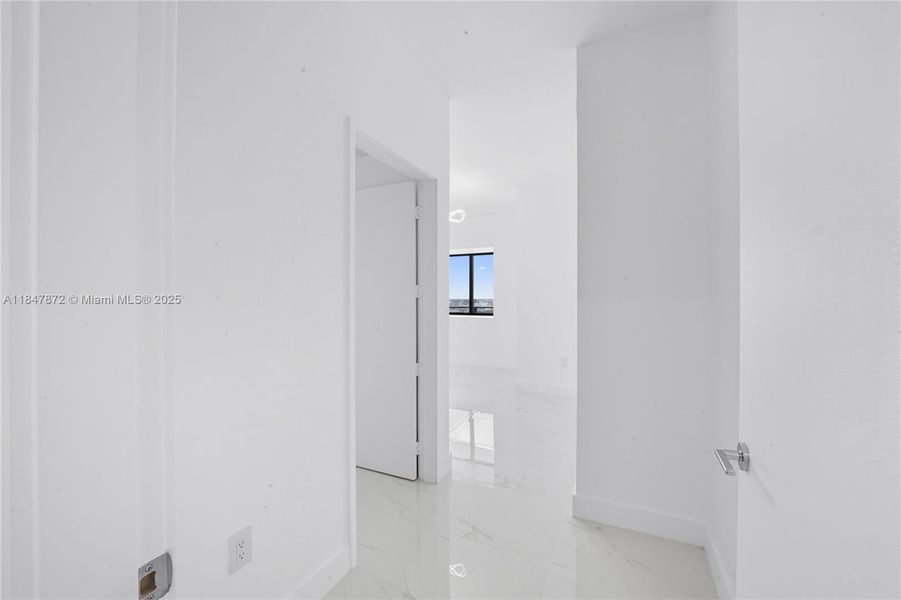 Spacious, unfurnished interior of a new home in Aria Reserve, Miami (Image 27).