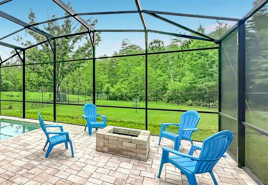 Exterior details and patio area of a home in , Orlando (Image 24).
