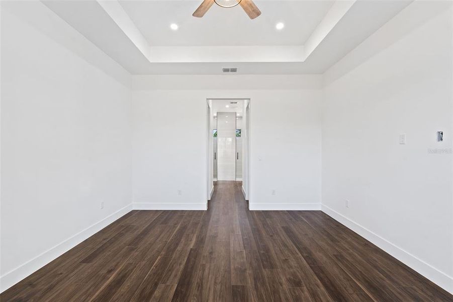 Spacious, unfurnished interior of a new home in , Placida (Image 20).