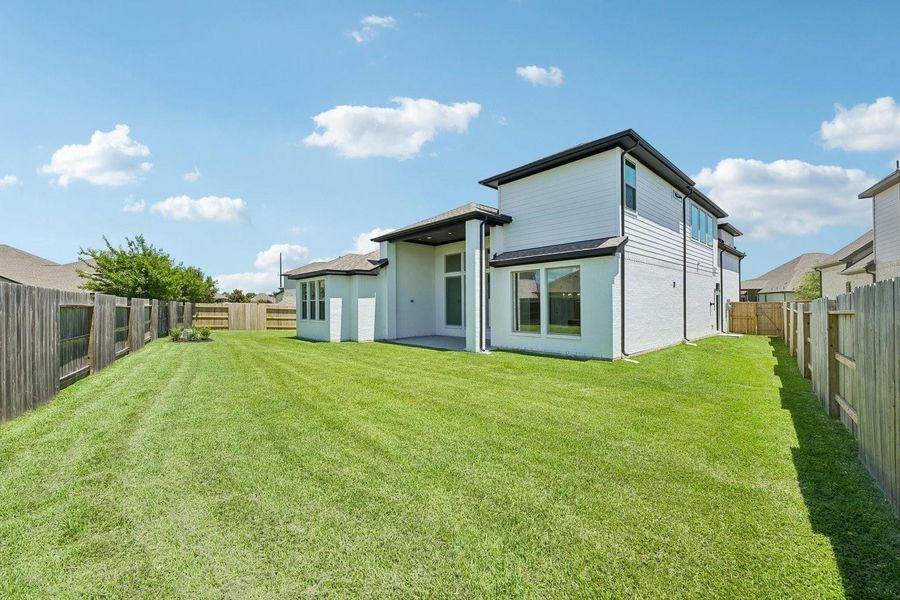 Spacious Backyard with Covered Patio Spacious Backyard with Covered Patio