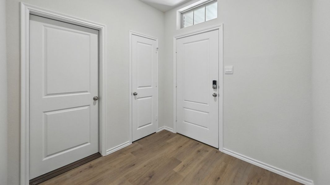 Spacious, unfurnished interior of a new home in Saddlebrook, Waxahachie (Image 7).